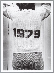 Robertine Romeny showt een hemdje met opgeborduurde tekst: 'vrouwenagenda' (voor) en '1979' (achter) en vrouwentekens (voor). 1978