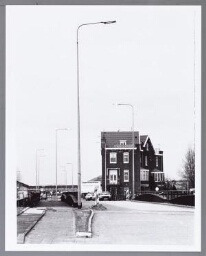 De verbindingsdam met rechts de Levantkade en links de achterzijde van het Centraal Station Amsterdam 1991