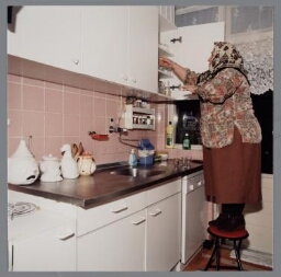 Een Turkse vrouw in haar keuken in Nederland 2000