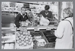 Vrouw werkzaam in een groentewinkel. 1998