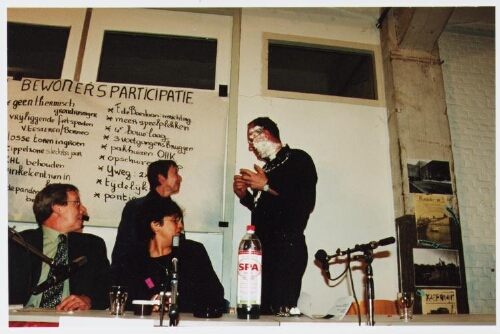 Ton Schaap, ambtenaar Dienst Ruimtelijke Ordening, getracteerd op taart tijdens viering van het 10-jarig bestaan van wijkcentrum Havens Oost, 2000