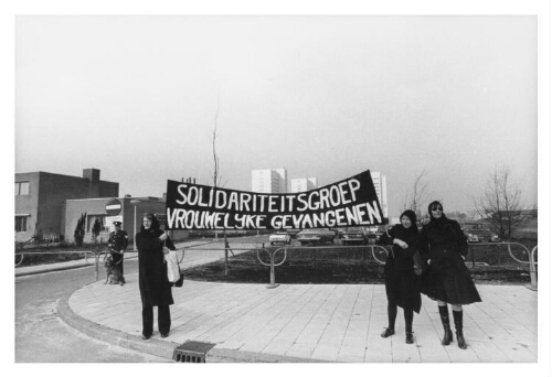 De solidariteitsgroep vrouwelijke gevangenen houdt een demonstratie bij de omstreden vrouwentoren van de Bijlmerbajes 1979