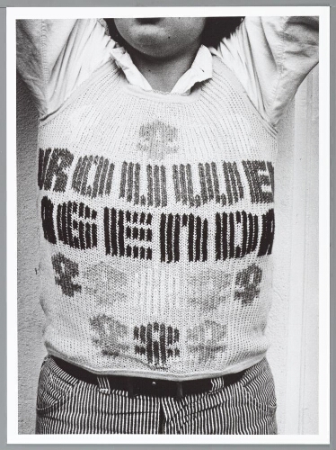 Robertine Romeny showt een hemdje met opgeborduurde tekst: 'vrouwenagenda' (voor) en '1979' (achter) en vrouwentekens (voor). 1978