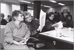 Een forum en de aanbieding van het vrouwen 50+-advies van de Emancipatieraad door Miep de Wit-Mulder aan Hedy d'Ancona. 1990