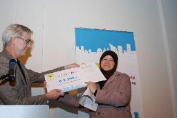 Bert van Alphen, wethouder van Welzijn, Volksgezondheid en Emancipatie van de Gemeente Den Haag, reikt aan Rahma El Hamdaoui de Kartini-prijs uit 2007