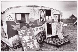 Informatie caravan in het Vrouwenvredeskamp bij vliegbasis Volkel. 1984