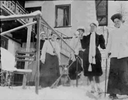 Johanna Westerdijk (tweede van links) met een groep vrouwen in de sneeuw bij een huis, waarschijnlijk het Chalet Chasella's 1907?