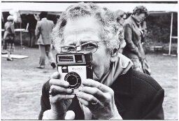 Actie van de NVV-vrouwenbond 'werkt u ook zo graag voor niks?' Oudere vrouw met camera. 1979