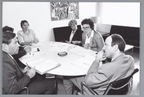 Een delegatie van de Landelijke Adviesgroep Vrouwen-hulpverlening met dhr 1990