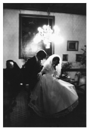 Een pasgetrouwd paar in de Jacobuspastorie in Den Haag. 1984