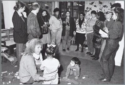 Bezoek van zwarte vrouwen aan een ruimte voor kinderopvang in een wijkcentrum, een uitstapje in het kader van de Malibongwe conferentie. 1990