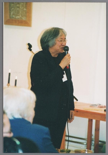 Zami voorzitter Twie Tjoa tijdens de nieuwjaarsborrel van Zami 2002 over vluchtelingenvrouwen in samenwerking met MCE (Projectbureau Multiculturalisatie en Emancipatie, voorheen Emancipatiebureau Amsterdam). 2002
