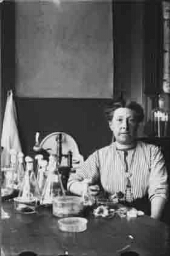 Catherina Cool (1874-1928) werkte van 1909 tot 1914 als assistente voor de schimmelcollectie in Phytopathologisch Laboratorium 'Willie Commelin Scholten' (WCS), waarvan Johanna Westerdijk directrice was 1913