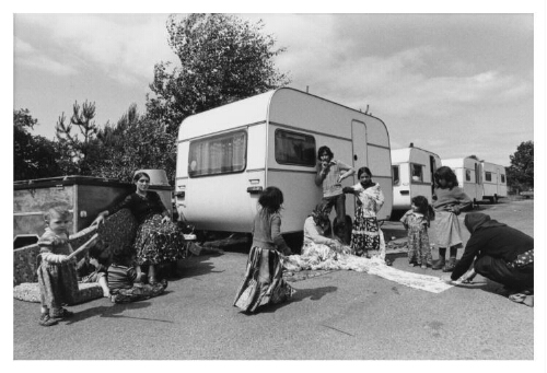 Vrouwen en kinderen bij hun woonwagen. 1980