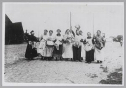 Groep vrouwen met aardappelen in hun schort 1917