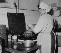 Kokkin aan het werk in de keuken van ziekenhuis, H.V.V 1948