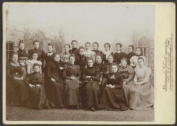 Groepsportret van leden van de Amsterdamse vrouwelijke studenten vereniging Dicendo, Docentus, Docemus (DDD), studiejaar 1898-1899 1898