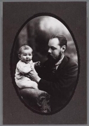 Studioportret van Jan Romein met zoon Jan Erik. 1921