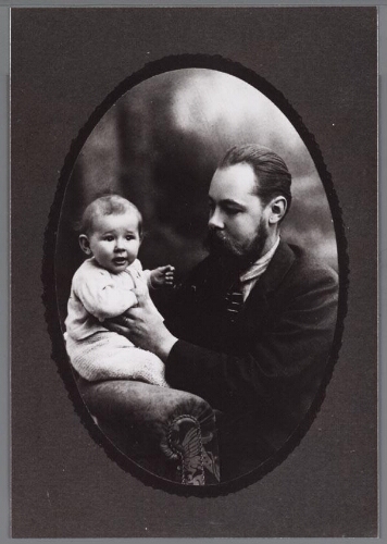 Studioportret van Jan Romein met zoon Jan Erik. 1921