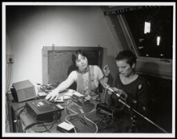 Ann en Caroline aan het werk voor vrouwenradio Utrecht 'Het wijff van Groll'. 1983