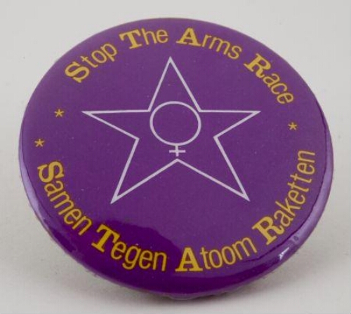 Button. 'Stop the arms race: samen tegen atoom raketten'