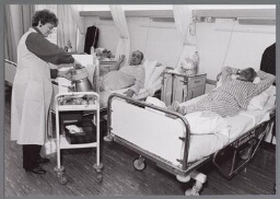 Vrijwiligster in een ziekenhuis perst sinaasappels uit voor patiënten. 1990