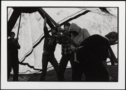 Groep vrouwen bezig met de opbouw van een tent in het Vondelpark na de demonstratie tegen de abortuswet. 1980