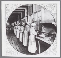 Voedselverstrekking: de centrale keuken te Amsterdam Bijschrift: 'Het schillen van de grote hoeveelheden aardappelen.' 1917