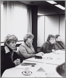 Staatssecretaris Annelien Kappeyne van de Coppello (tweede van links) maakt kennis met de Emancipatieraad. 1983