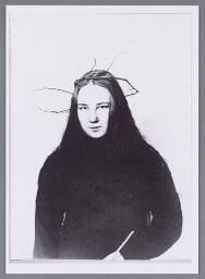 Portret van vrouwelijke psychiatrische patiënt met tak als krans om haar hoofd, waarschijnlijk omstreeks de eeuwwisseling. 190?