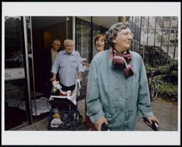 Bewoners en verzorger van verzorginghuis Moerwijk in Den Haag gaan wandelen met hun rollators 2004