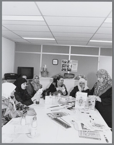 In het Arabisch Vrouwencentrum Rotterdam wordt voorlichting gegeven over milieu thuis, onderwerpen als energie en huishoudelijk afval. 1999