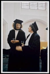 Angela Davis en Rosi Braidotti tijdens de oratie van Gloria Wekker, de eerste Nederlandse hoogleraar vrouwenstudies gender en etniciteit aan de Universiteit Utrecht, faculteit Letteren 2002