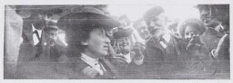 Rosa Luxemburg tussen omstanders tijdens het Internationale Socialistische Congres in Amsterdam. 1904