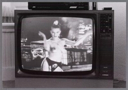 Televisie met naakte vrouw in tv-programma de Pin-up-club van Veronica 1990