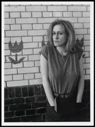 Portret van een vrouw die tegen een muur staat 1987