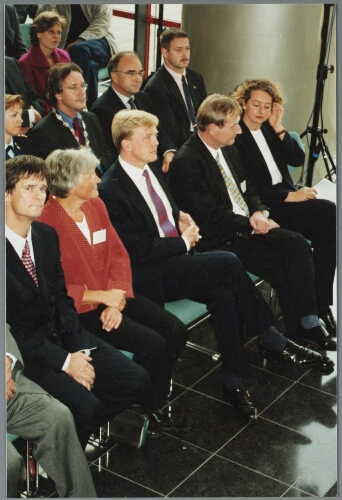 Publiek tijdens opening Persmuseum aan de Cruqiusweg 31 te Amsterdam 2001