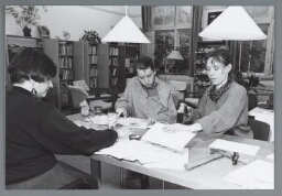 Drie vrouwen aan het werk. 1990