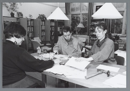 Drie vrouwen aan het werk. 1990