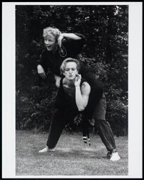 Twee vrouwen beoefenen zelfverdediging in pukulan stijl tijdens Fist II (26/27 juli 1994) te Sint Michielsgestel 1994