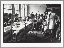 Politiek café in het vrouwenhuis. 1986
