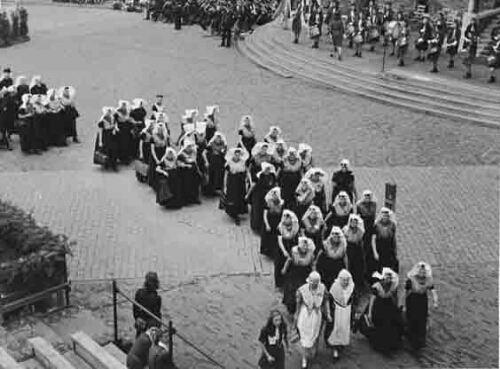 Deelneemsters in Zeeuwse klederdracht aan het Vrouwendefilé op het Binnenhof, georganiseerd door de Tentoonstelling 'De Nederlandse Vrouw 1898-1948' in samenwerking met het Comité De Nationale Feestrok. 1948