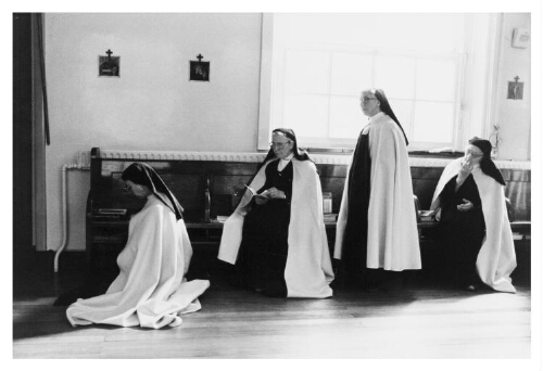 Zusters (Carmelitessen) bidden en lezen in het voorkoor. 1983