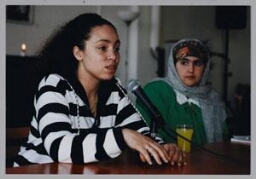 Fatima Bourri en Silvie Raap tijdens een Zamicasa (eet- en activiteitencafé van Zami) over beeldvorming en jongeren 1991