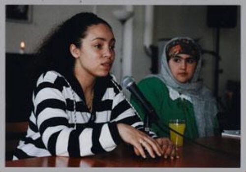Fatima Bourri en Silvie Raap tijdens een Zamicasa (eet- en activiteitencafé van Zami) over beeldvorming en jongeren 1991