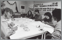 Workshop poëzie met Astrid Roemer in het vrouwencentrum tijdens de vrouwenboekenweek. 1985