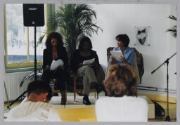 Drie actrices lezen voor uit 'Drie Maal Holland', een scenario van Birgitta Hacham, tijdens een Zamicasa (eet- en activiteitencafé van St 1999