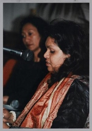 Hindostaanse Mala Kishoendajal tijdens de presentiatie van haar debuut 'Dame Blanche' 2000