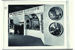 Stand van de afdeling 'De vrouw in beroep, bedrijf en sociaal werk': promotie van 'De stewardess' op de tentoonstelling 'De Nederlandse Vrouw 1898-1948'. 1948