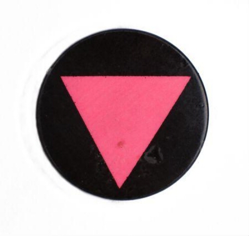 Roze driehoek. Button
